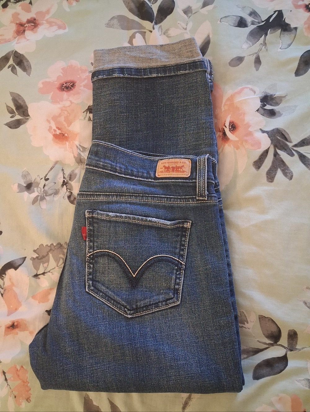 Levi's 524 Too Super Low Women's Cuffed Capris Jeans SIZE 9